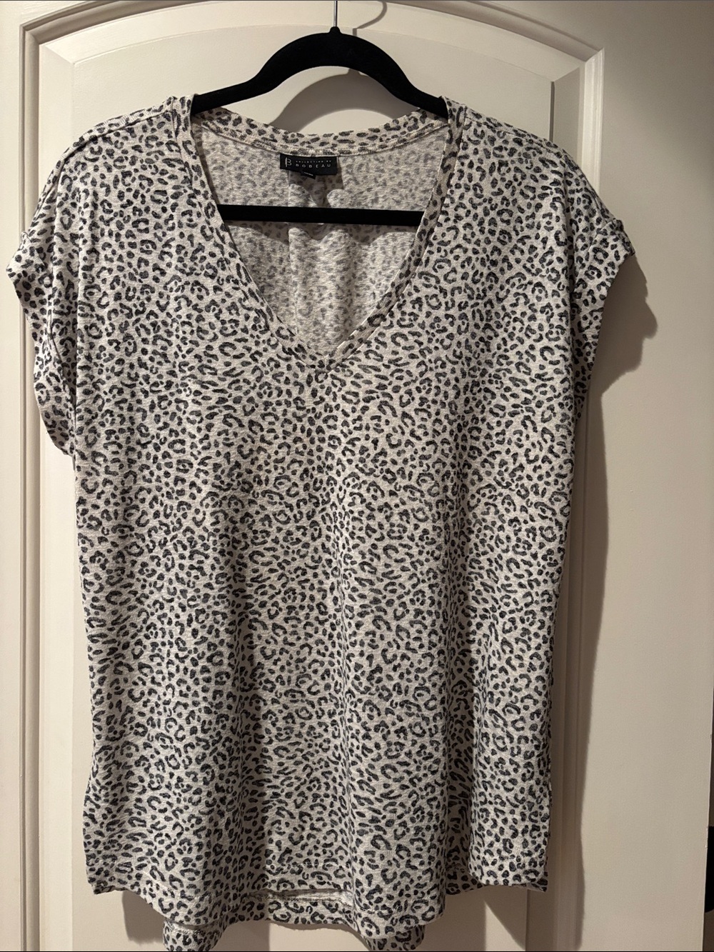 bobeau Leopard Print V-Neck Tee - White and Gray